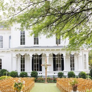 Still can’t get over this beautiful day celebrating Rianna + Anthony with an incredible team of vendors!

Planning/Bride: @riannasuscoaversano & @styledeventsbyrianna 
Coordination: @hannahbeventsnc 
Location: @merrimonwynne 
Photographer: @morganwynnephotography 
Florals: @hathawayfloraldesign